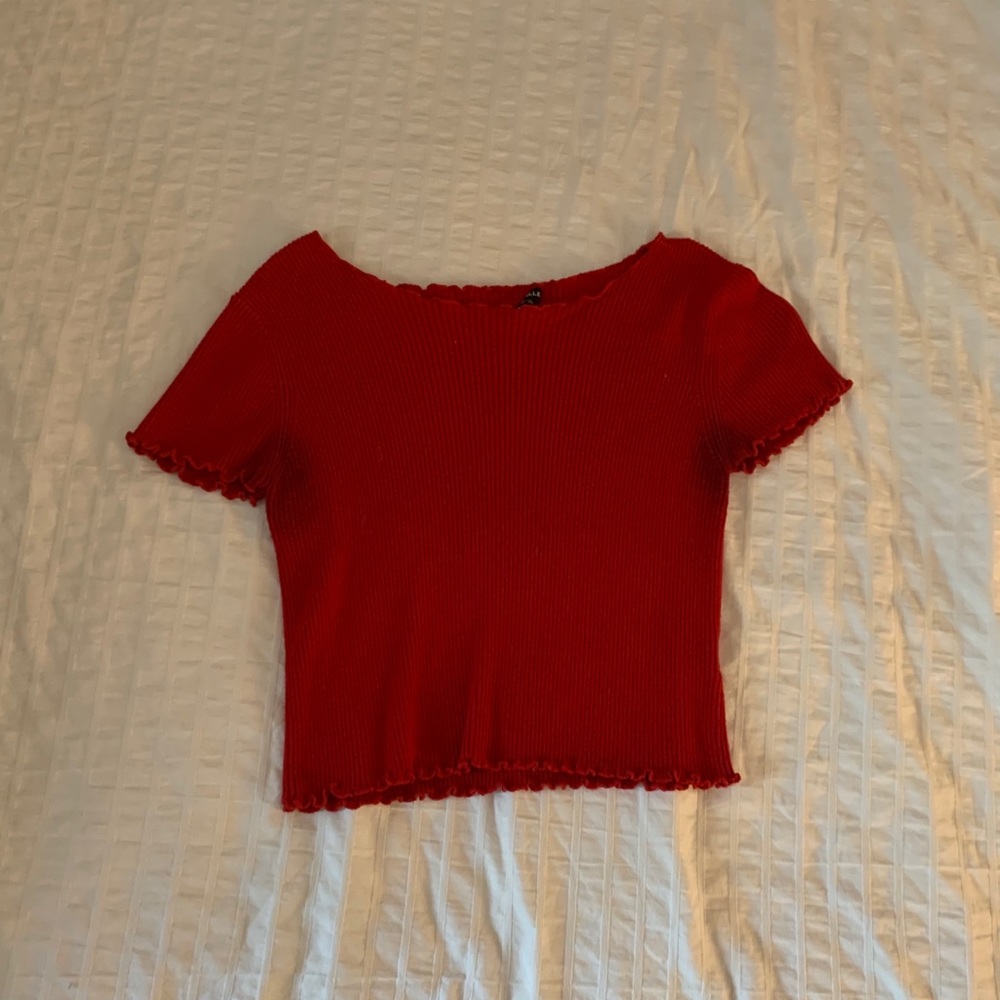 🚫sold on curtsy🚫 brandy melville lettuce cut top